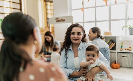 Petite enfance : de nouveaux moyens accordés aux professionnels des crèches